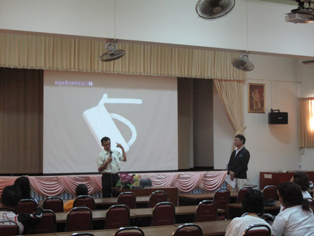 รับฟังการบรรยายโดย รองผอ.ศุนย์ฯ.jpg