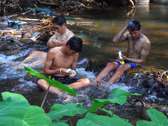 เเข่งเสร็จเล่นน้ำต่อ