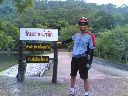 ระวังน้ำลึกครับ และห้ามจับสัตว์น้ำ