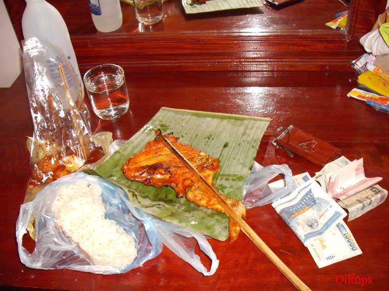 มื้อเย็นที่จ่ายแพงน่ะ เพราะซื้ออยู่หน้าที่พักวิลล่า ดาราไซย ซึ่งมาร้านอาหารออกเรียงแถวเต็มซอยค่ะ