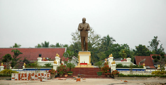 อนุสาวรีย์ อะไรไม่รู้ใครรู้ช่วยบอกที