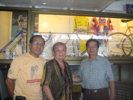 มุกคลองเตย ปรมาจารย์-ตำนาน การต่อตัวถังเสือหมอบ+ฟิกซ์เกียร์ มาเยี่มเยือนอดีตทีมชาติบ้านเสือหมอบคุณสุรชัย ศศิบุตร พร้อมหน้าทั้คุณอำนาจ (เฟดเดอร์)