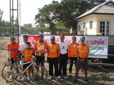 ทุกคนปลื้ม...กับถ้วยรางวัลชนะเลิศที่ 1