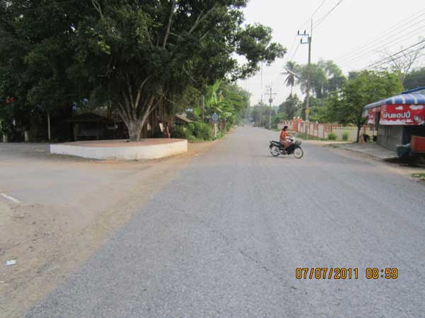 ถึงสามแยกลานไทรทีแรกกะตรงไปวัดแม่เปียะแต่เห็นเวลาเหลืออีกมากเลยเลี้ยวซ้ายไปยังโรงเรียนโพธารามต่อ