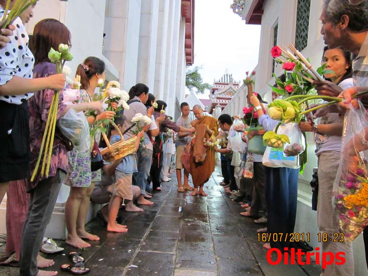 ทางเดินบิณฑบาตดอกไม้