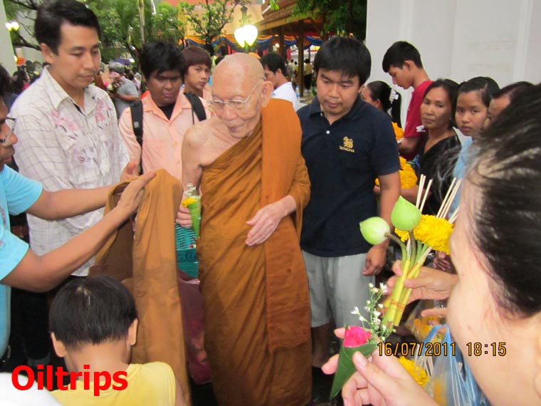 พระสงฆ์สูงอายุ รูปแรกเดินบิณฑบาต