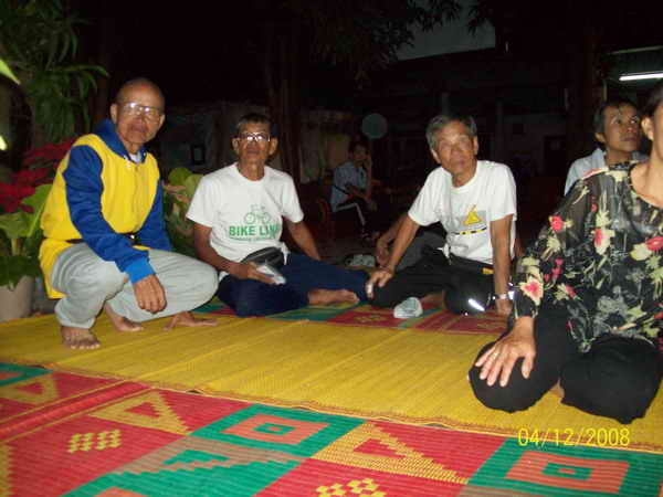 ระหว่างรอฟังเทศก์หน้ากุฏิหลวงพ่อพระพยอมครับ