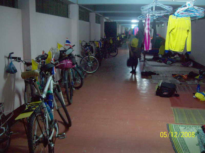 บรรยากาศในห้องพักของนักปั่นชายตอนตี5  เป็นห้องแถวโล่งยาว มีอุปกรณ์หมอน+ผ้าห่มเหลือเฟือ คนที่ตื่นก่อนก็เตรียมตัวกันไปใครยังไม่อยากลุกก็นอนฟังเพื่อนๆคุยกันไป