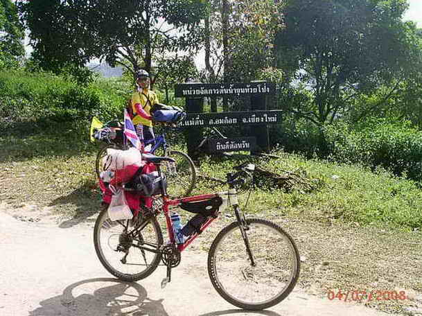 หน้าป้ายและแยกเข้าหน่วยจัดการต้นน้ำขุนห้วยโป่ง    ทางจะแยกลงไปในหุบ     แต่เราต้องตรงขึ้นเขาไป