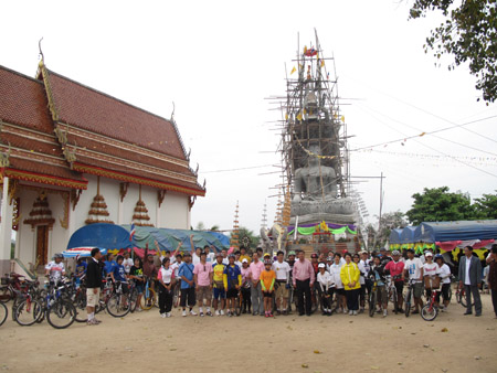 ถ่ายรูปร่วมกับผู้ว่าด้วยครับผม.jpg