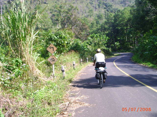 ป้ายนี้ดูเป็นของธรรมดาไปแล้วสำหรับเส้นทางแบบนี้