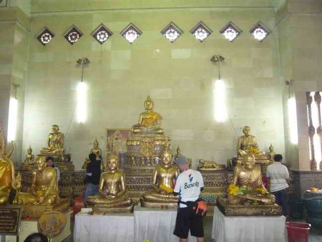 ปิดทองพระเพื่อเป็นศิริมงคลรับปีใหม่
