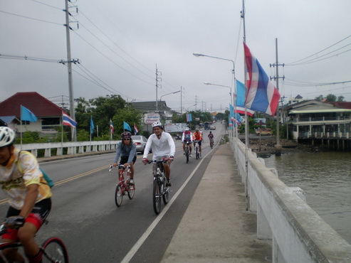 กำลังปั่นขึ้นสะพานข้ามคลอง มุ่งหน้าสู่ป้อมฯ