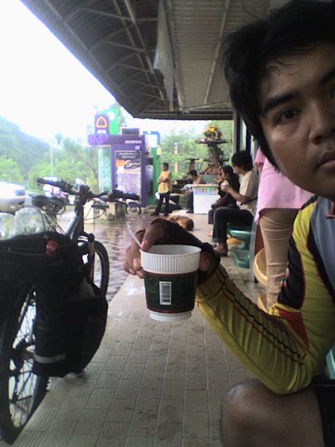 อากาศเย็นมาก ฝนท่าจะตกนาน เลยจิบโอวัลตินร้อนกับฮอทดอกไว้เผื่อเที่ยงเลย