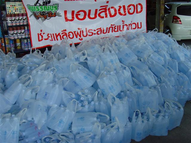 ช่วยน้ำท่วม 073 (Small).jpg