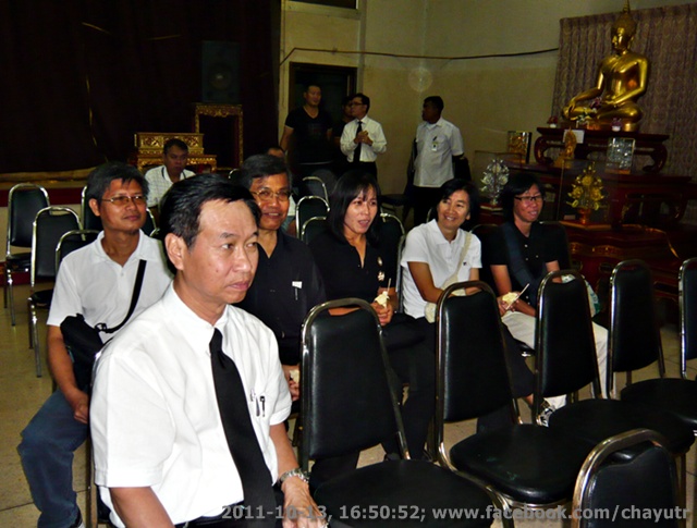 ตอนถ่ายรูปนี้ พี่เกษมฯ ลุกไปถ่ายรูปพระภิกษุ