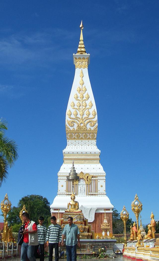 ชาวบ้านมาทำบุญวันขึ้นปีใหม่