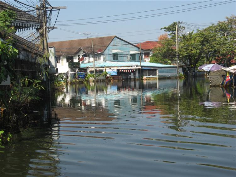 ด้านหลัง  ตรงครัวลัดฟ้า