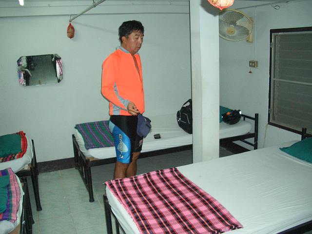 นายสมชายเกาหลีมองที่เตียง มาถึงก่อนผมเช่นกัน มันอยู่ที่แรงไม่ใช่จักรยาน แค่ 8500 ก็มาถึงก่อนเสือหมอบ 4 หมื่นได้