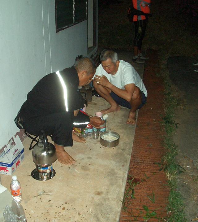 ลุงอู้ด อาสุทธิชัยบริการกาแฟ โจ้ก