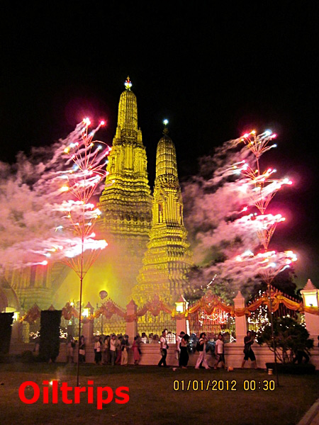 เปิดพลุดอกไม้ส่งฉลองเริ่มต้นวันขึ้นปีใหม่ ตอน 00.00 น.