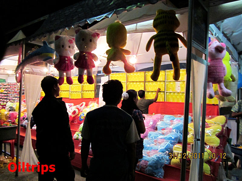 ใครปาลูกดป่งถูก ได้รางวัลตุ๊กตาใหญ่ หิ้วกลับบ้าน เพียง 20 บาทเอง