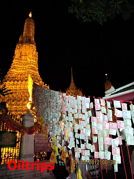 เห็นแบงค์ว่อนบนพระปรางค์ เป็นเงินบริจาคทั้งสิ้น