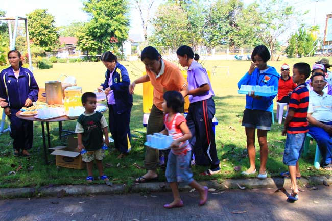 ชาวกุดดู่ให้บริการต้อนรับ.jpg