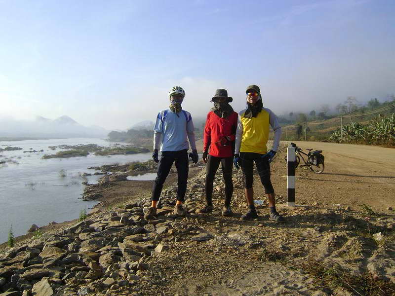 4สามเสือพลัดถิ่น.jpg