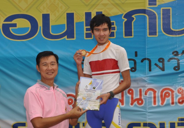 นายกเทศมนตรีเขื่อนอุบลรัตน์..ให้เกียรติมอบเหรียญทองให้ภุชงค์  ซ้ายเจริญศิลป์ นักปั่นแห่งเมืองพะเยาว์