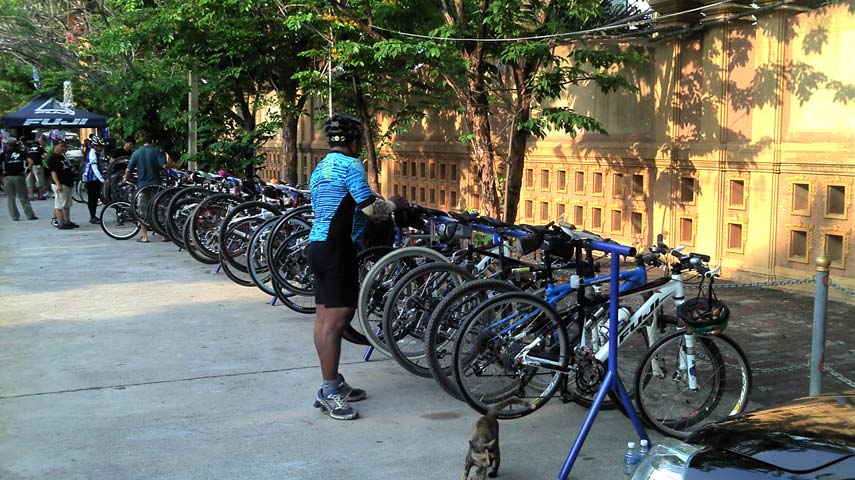 รถที่ทีมงานนำมาเรียงไว้บริเวณที่จอด