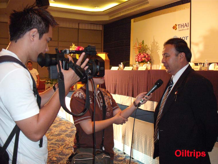 ผู้สื่อข่าวกำลังขอสัมภาษณ์คุณพันธ์เลิศ ใบหยก