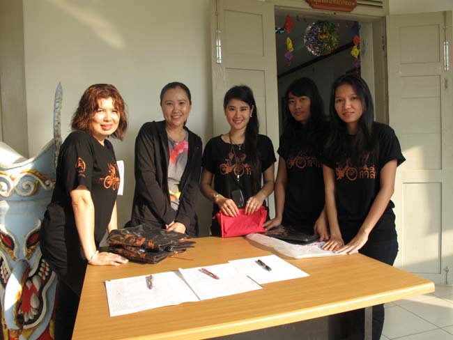 สาวๆทีมงานแข็งขัน.jpg