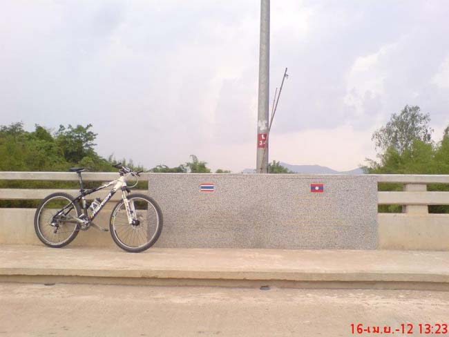 จักรยานบนสะพานมิตรภาพ.jpg