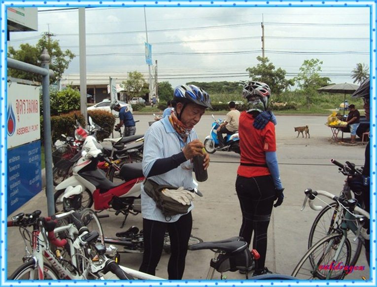 ท่านประธานกำลังดื่มน้ำ ส่วนพี่นกก็ปวดไหล่