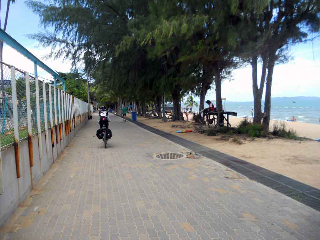 ชายทะเลหาดจอมเทียน