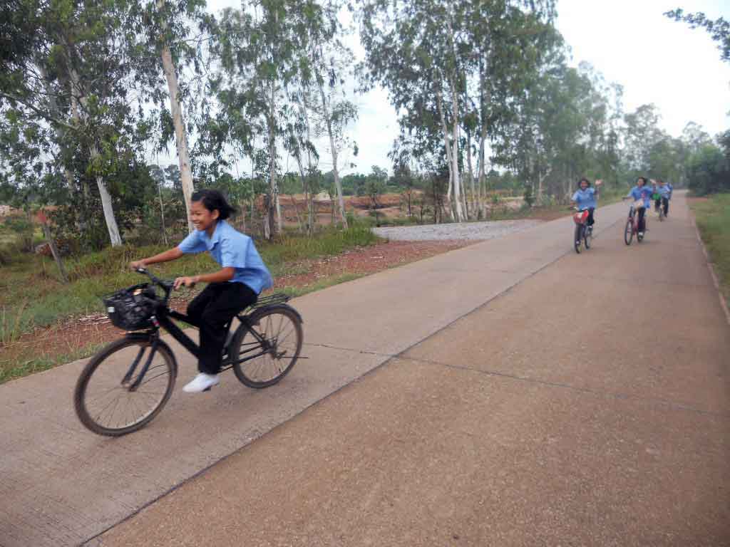 ระหว่างทางน้อง ๆ นักเรียนปั่นจักรยานไปโรงเรียน