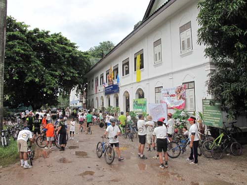 บรรยากาศหน้าอาคาร 2.jpg