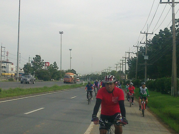จะเข้าเมืองปั่นมาดี (ผุ้ถ่าย) กลายเป็นผู้นำขบวนเฉยเลย.....55+
