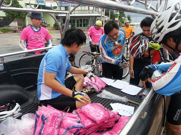 กำลังแจกเสื้อสีชมพู