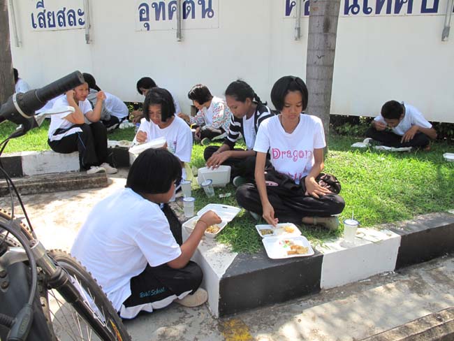 ร่วมรับประทานอาหารเที่ยง2.jpg