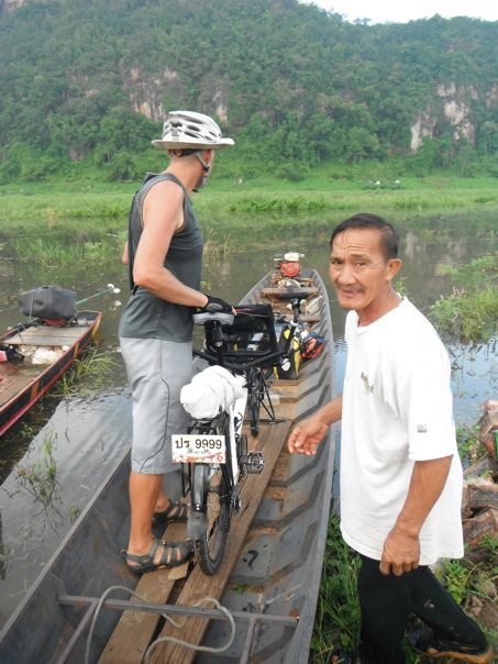 กำลังลำเลียงขึ้นเรือข้ามเขื่อนแม่งัด