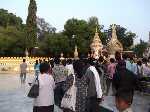 ประทักษินรอบองค์พระธาตุ