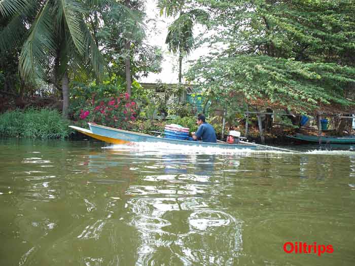 บังเอิญมีเรือผ่านหน้า เก็บภาพไว้พอดี เพราะเรือทำความเร็วไม่มากนัก