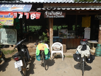 หยุดกินข้าวเที่ยงที่ร้านใบเตย