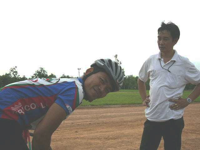 พี่ต้อม นักปั่นทีมแพร่ กับ โค้ชศุภจิต ที่รู้จักดันดีกับฉันเป็นกันเองค่ะ