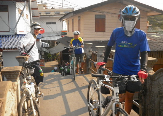 3บนสะพาน.jpg