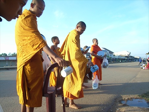 พระให้พรแล้วกรวดน้ำ.jpg