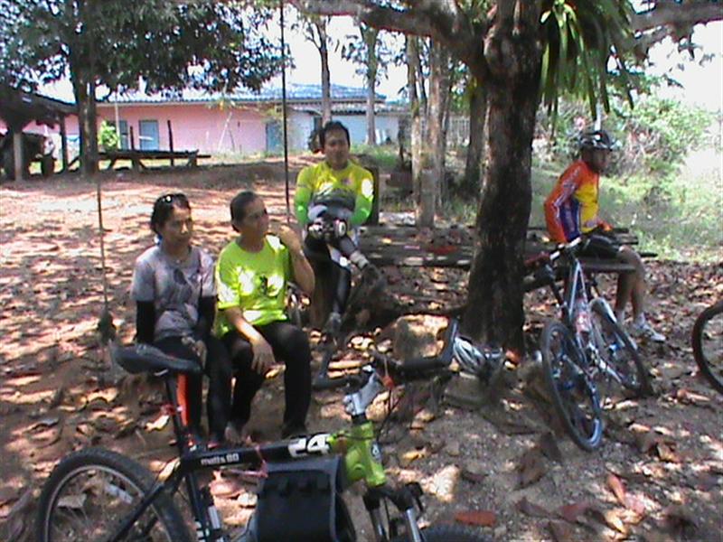 ใต้ร่มไม้หน้าบ้านระหว่างทาง (Medium).JPG