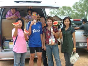 เสือสิทธิ์ ผช.สาธารณสุขอำเภอกับน้องกองเชียร์ที่ให้กำลังใจ